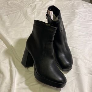 Woman’s zip up ankle boot size 10.
